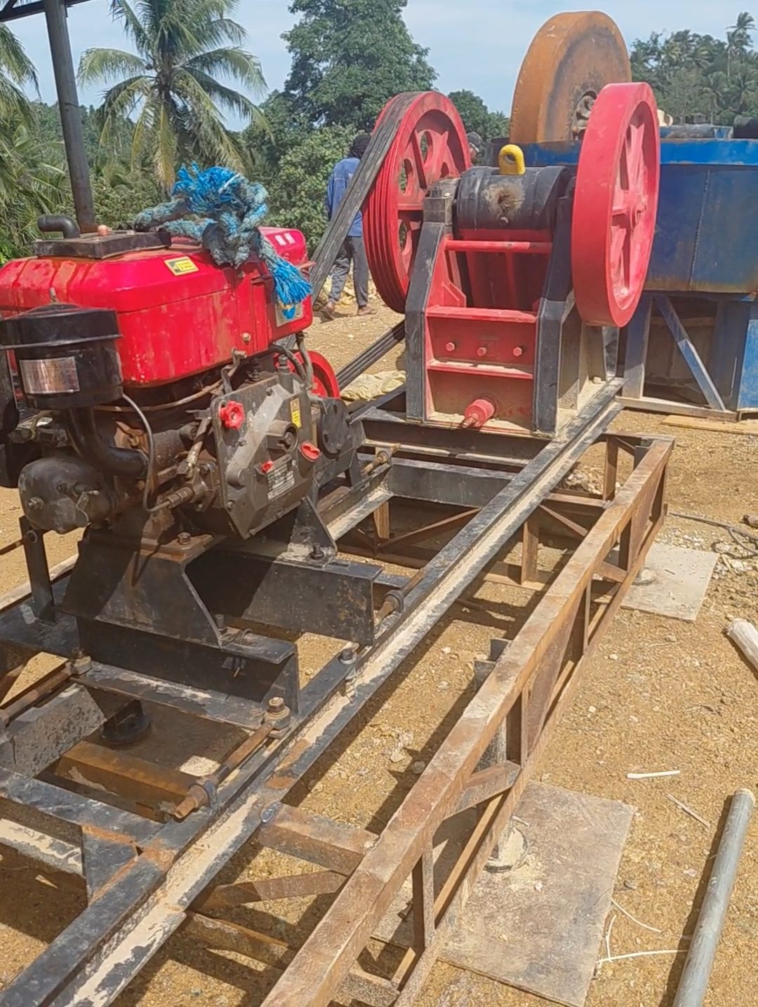 Jaw crusher and wet pan mill at the processing site