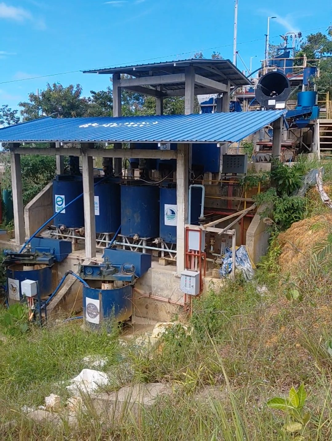 Mercury-free gold processing plant in Capacuan, Paracale, with leaching tanks under a blue roof